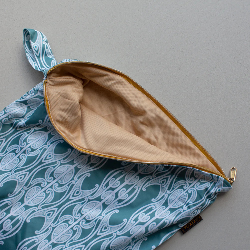 
                  
                    Bilayer technology provides absorbency for soaked nappies or wipes. They are perfect for damp wipes, face cloths or anything that's wet and likely to seep through regular wetbag seams.
                  
                